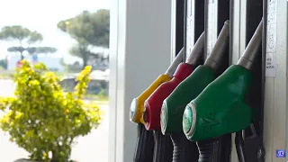 Benzina, bollette e spesa: 500 euro di rincari a famiglia. La Cgil: "Abbassare le tasse"