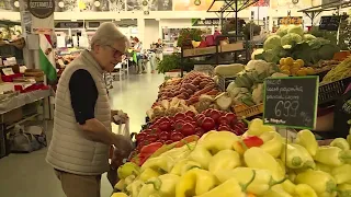 Bőséges a választék idényzöldségekből, gyümölcsökből a Szombathelyi Vásárcsarnokban