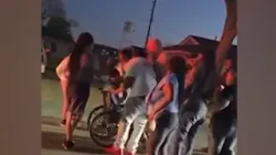 На видео, судя по всему, запечатлено, как новый начальник полиции небольшого города в Арканзасе б... На видео, судя по всему, запечатлено, как новый начальник полиции небольшого города в Арканзасе б...