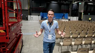 Bryan en Precious werken aan het Jehovah-congres