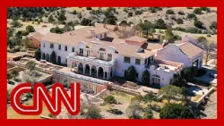 На ранчо Эпштейна в Нью-Мексико проведен обыск; его бывший бухгалтер дает показания.