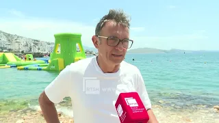 Plazhet të tejmbushur me turistë të huaj, vizitorët në Sarandë shijojnë detin dhe diellin
