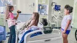 Молодая девушка, восстанавливающаяся после ужасной аварии, получает помощь от своего сообщества. Молодая девушка, восстанавливающаяся после ужасной аварии, получает помощь от своего сообщества.