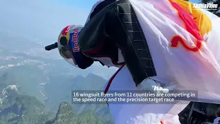 Cina  volo in tuta alare sul monte Tianmen