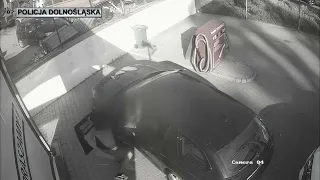 Uciekał przed policjantami, trzymając w ręce… nosidełko z rocznym dzieckiem