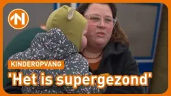 Kinderen slapen dik ingepakt in de buitenlucht