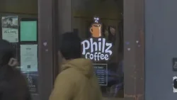 В Сан-Франциско кофейня Philz Coffee столкнулась с критикой после того, как убрала флаг ЛГБТ-сооб...