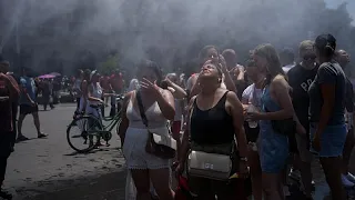 Heatwave: Berlin police cool down Bruno Mars fans with water cannon