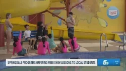 Программа Every Child Swims предлагает бесплатные уроки плавания для местных школьников из Спринг...