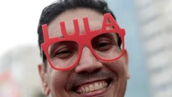 Lula destekçileri, ikinci tur öncesi adını Rio sularında yazdı