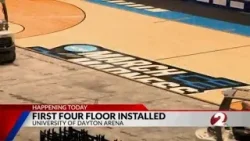 На арене UD Arena установлен пол для игры First Four.