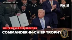 Президент Дональд Трамп вручает трофей главнокомандующего.