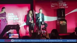 El trofeo de la copa mundial llega a Colombia con experiencia para aficionados, gracias a Coca Cola
