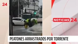 Peatones arrastrados por torrente de agua en Ñuñoa | 24 Horas TVN Chile