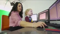 Метеоролог из Миннесоты совмещает материнство и прогнозирование погоды, используя слинг для перен...