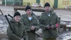 Recrutas aprendem a defender-se do inimigo com armas. O momento arranca gargalhadas