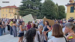 Erba, protest in front of City Hall against cutting down the linden trees: citizens take to the s...