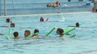 Škola plivanja u Đakovu privukla oko 300 djece