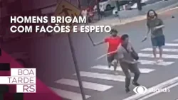 Homens brigam com facões e espeto