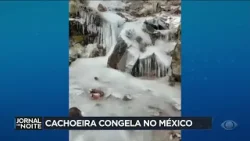Frio intenso faz cachoeira congelar no México