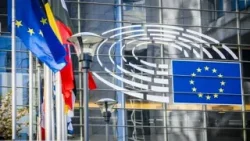 Grantet e BE ulin tensionet Kosovë-Serbi? Dugolli: Vuçiç, aleat i Putin dhe shtiret si europian