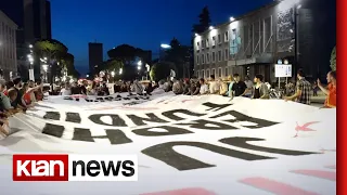 Protestuesit "mësyjnë" brenda Politeknikut, thërrasin: Lironi studentët!