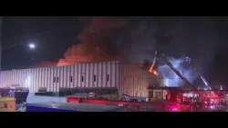 Пожарные борются с масштабным пожаром в Квинсе.