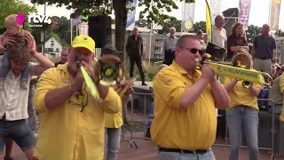 Blaaskappellen blazen de Bissingh uit