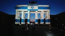 500 leere Stühle und Israels Flagge erinnern in Berlin an den 7. Oktober