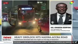 На трассе Мадина-Аккра образовались огромные пробки; пешеходы застряли в пробке поздно ночью в пе...