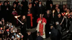 Papa 14. Leo Kolezyum'da çarmıh yolunun 14 durağında haçı taşıdı
