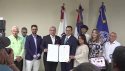 Ayuntamiento de Moca reconoce como hijo adoptivo de Moca al docente Luis Ávila