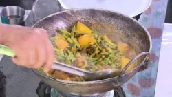 Puranya Pakwan - Grean Beans Curry & Chutney Fruit de Cythère