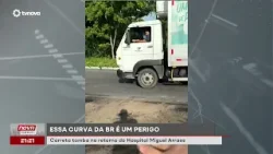 Carreta tomba em curva perigosa na BR perto do Hospital Miguel Arraes | #NovaGeral Carreta tomba em curva perigosa na BR perto do Hospital Miguel Arraes | #NovaGeral