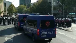 TENSIONOHET SITUATA! Protestuesit zhvendosen në qendër të Tiranës