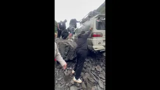 თუშეთის გზაზე კლდიდან დიდი ლოდები ჩამოიშალა და გზა ჩახერგა