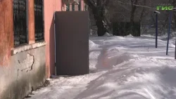 Жители поселка Кряж жалуются, что им приходиться своими руками расчищать дорогу к дому от снега