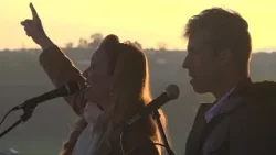 Утренняя служба на рассвете в Лизард-Бьютте привлекает большое количество людей на Пасху. Утренняя служба на рассвете в Лизард-Бьютте привлекает большое количество людей на Пасху.