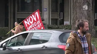 TV KANAL 9, NOVI SAD: PROTEST "KAKO STE GLASALI?" ISPRED REKTORATA