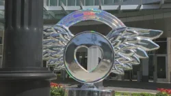 Первые 150 скульптур «Парад сердец» установлены в понедельник. Первые 150 скульптур «Парад сердец» установлены в понедельник.