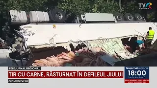 TIR CU CARNE, RĂSTURNAT ÎN DEFILEUL JIULUI