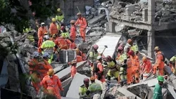 Rescatistas buscan supervivientes tras el mortal derrumbe de una residencia en Brasil