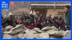 ひざまずいて懇願も…チベット族僧侶らがダム建設に抗議デモ　100人以上が拘束か　中国四川省で｜TBS NEWS DIG