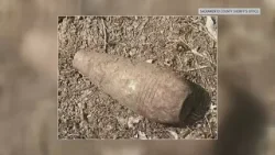 Семья в шоке после того, как ребенок обнаружил на заднем дворе боевое взрывное устройство. Семья в шоке после того, как ребенок обнаружил на заднем дворе боевое взрывное устройство.