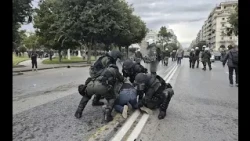 PËRPLASJE TË FORTA NË SELANIK! Protestuesit përballen me policinë, kaos në rrugët e qytetit!