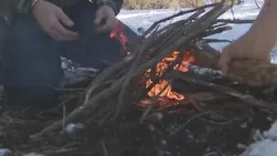 Эксперт делится советами по выживанию на природе: как развести огонь и найти воду.