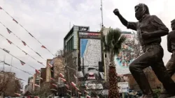 إيران تتوعّد بالرد على أي هجوم أمريكي والاتحاد الأوروبي يدعو إلى حل دبلوماسي • فرانس 24 / FRANCE 24