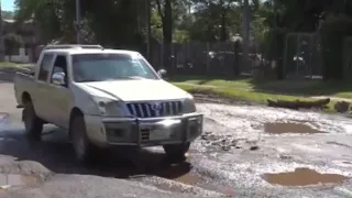 Calle llena de baches genera reclamos en Mariano Roque Alonso