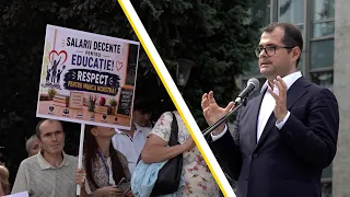 JEERS AND APPLAUSE. THE PRIME MINISTER AND THE MINISTER OF EDUCATION, FACING THE PROTESTERS