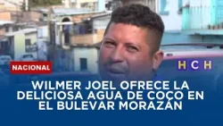 Wilmer Joel ofrece la deliciosa agua de coco en el Bulevar Morazán